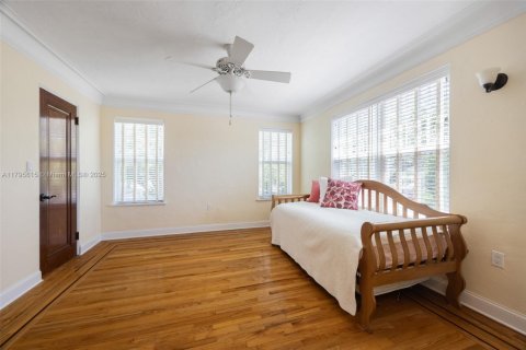 House in Miami, Florida 5 bedrooms, 319.96 sq.m. № 1742039 - photo 30