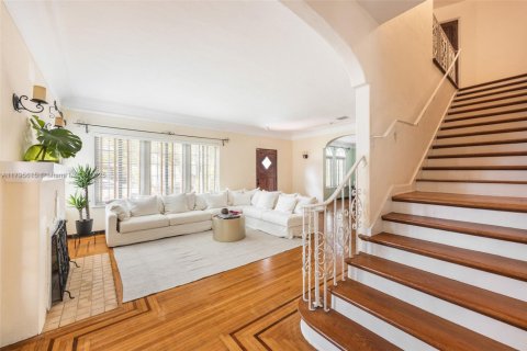 House in Miami, Florida 5 bedrooms, 319.96 sq.m. № 1742039 - photo 19