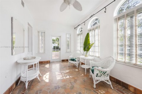 House in Miami, Florida 5 bedrooms, 319.96 sq.m. № 1742039 - photo 15