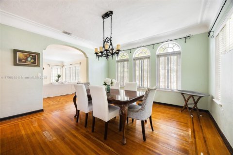 House in Miami, Florida 5 bedrooms, 319.96 sq.m. № 1742039 - photo 7
