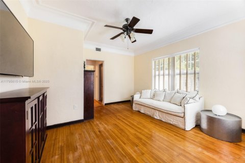 House in Miami, Florida 5 bedrooms, 319.96 sq.m. № 1742039 - photo 17