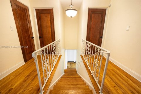 House in Miami, Florida 5 bedrooms, 319.96 sq.m. № 1742039 - photo 20