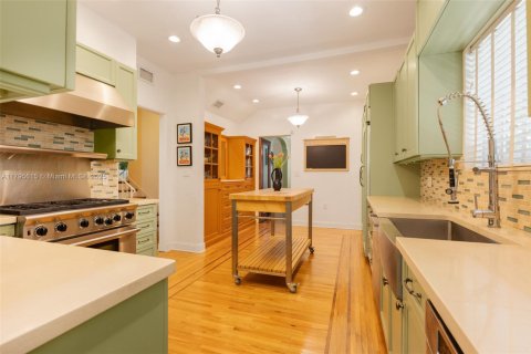House in Miami, Florida 5 bedrooms, 319.96 sq.m. № 1742039 - photo 11