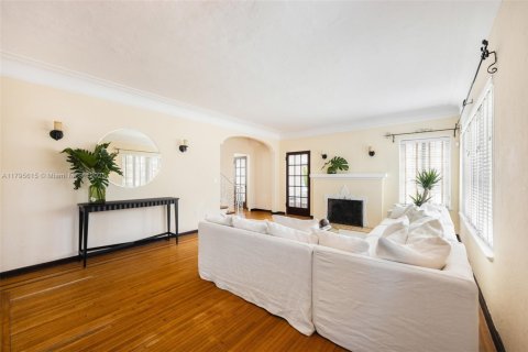 House in Miami, Florida 5 bedrooms, 319.96 sq.m. № 1742039 - photo 4