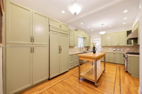 House in Miami, Florida 5 bedrooms, 319.96 sq.m. № 1742039 - photo 9