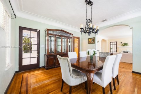 House in Miami, Florida 5 bedrooms, 319.96 sq.m. № 1742039 - photo 8