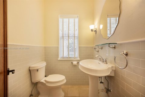 House in Miami, Florida 5 bedrooms, 319.96 sq.m. № 1742039 - photo 18