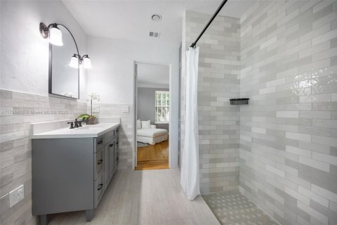 House in Miami, Florida 5 bedrooms, 319.96 sq.m. № 1742039 - photo 23