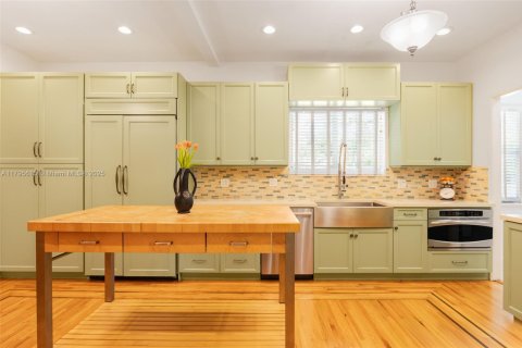House in Miami, Florida 5 bedrooms, 319.96 sq.m. № 1742039 - photo 10
