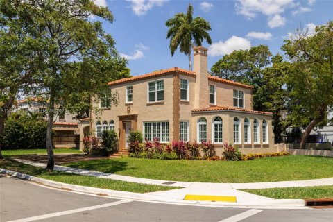 House in Miami, Florida 5 bedrooms, 319.96 sq.m. № 1742039 - photo 2