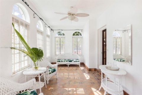 House in Miami, Florida 5 bedrooms, 319.96 sq.m. № 1742039 - photo 13
