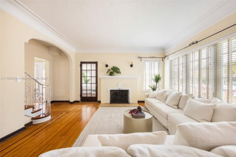 House in Miami, Florida 5 bedrooms, 319.96 sq.m. № 1742039 - photo 5