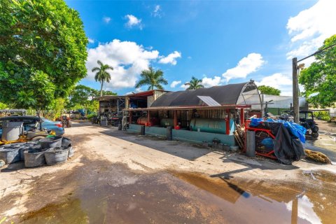 Commercial property in Miami, Florida № 1928032 - photo 15