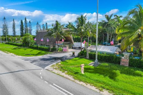 Commercial property in Miami, Florida № 1928032 - photo 2