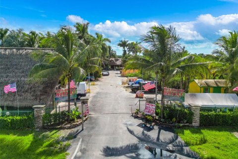 Commercial property in Miami, Florida № 1928032 - photo 1