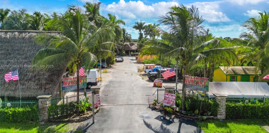 Commercial property in Miami, Florida № 1928032