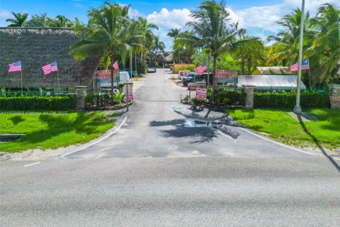 Commercial property in Miami, Florida № 1928032 - photo 3