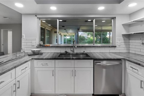 House in Orlando, Florida 4 bedrooms, 176.33 sq.m. № 2225527 - photo 11
