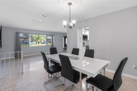 House in Orlando, Florida 4 bedrooms, 176.33 sq.m. № 2225527 - photo 6