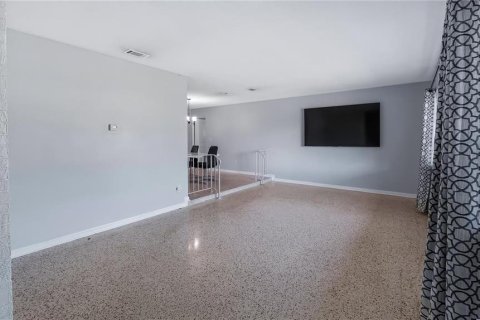 House in Orlando, Florida 4 bedrooms, 176.33 sq.m. № 2225527 - photo 3