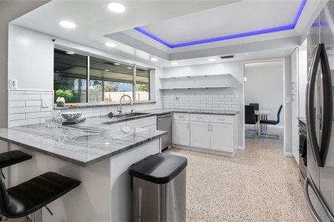 House in Orlando, Florida 4 bedrooms, 176.33 sq.m. № 2225527 - photo 9