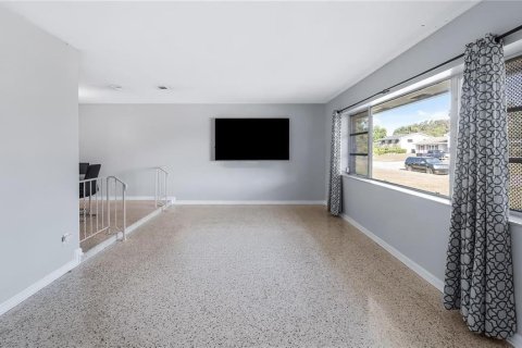 House in Orlando, Florida 4 bedrooms, 176.33 sq.m. № 2225527 - photo 4