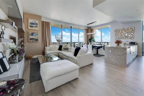 Condo in Miami, Florida, 3 bedrooms  № 2059179 - photo 2