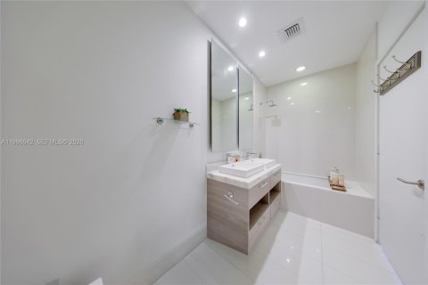 Condo in Miami, Florida, 3 bedrooms  № 2059179 - photo 10