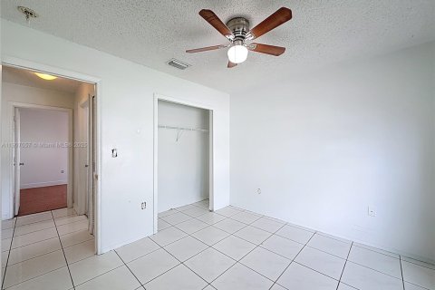 Casa en venta en Miami, Florida, 3 dormitorios, 122.54 m2 № 1966278 - foto 16