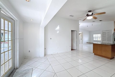 Casa en venta en Miami, Florida, 3 dormitorios, 122.54 m2 № 1966278 - foto 14