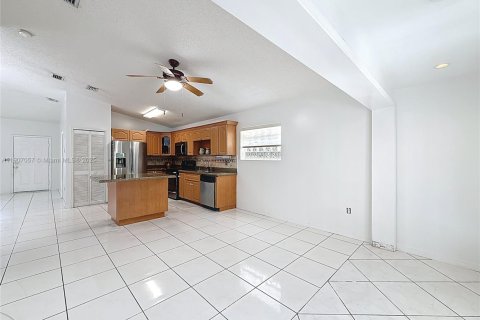 Casa en venta en Miami, Florida, 3 dormitorios, 122.54 m2 № 1966278 - foto 15