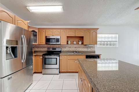 Casa en venta en Miami, Florida, 3 dormitorios, 122.54 m2 № 1966278 - foto 9