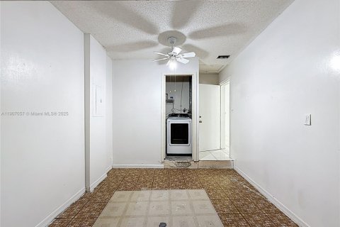 Casa en venta en Miami, Florida, 3 dormitorios, 122.54 m2 № 1966278 - foto 27