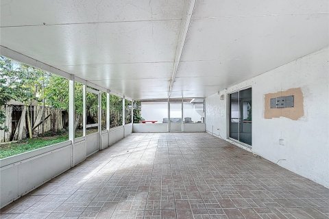 Casa en venta en Miami, Florida, 3 dormitorios, 122.54 m2 № 1966278 - foto 29