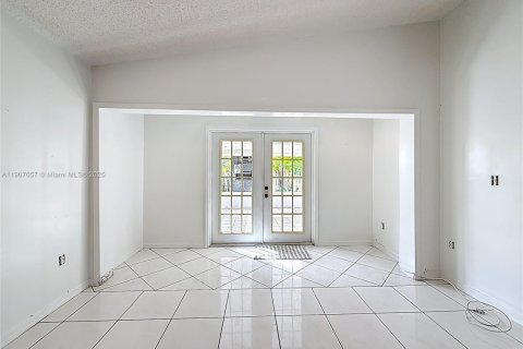 Casa en venta en Miami, Florida, 3 dormitorios, 122.54 m2 № 1966278 - foto 13