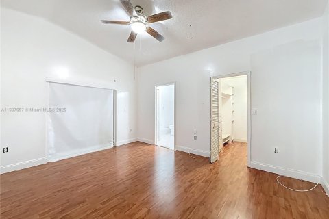 Casa en venta en Miami, Florida, 3 dormitorios, 122.54 m2 № 1966278 - foto 18