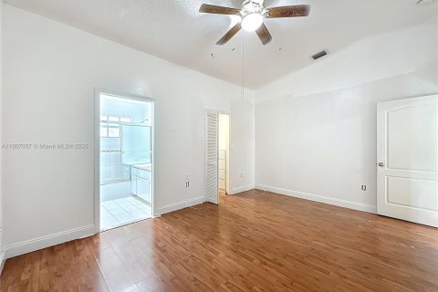 Casa en venta en Miami, Florida, 3 dormitorios, 122.54 m2 № 1966278 - foto 19