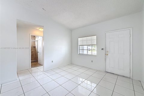 Casa en venta en Miami, Florida, 3 dormitorios, 122.54 m2 № 1966278 - foto 5