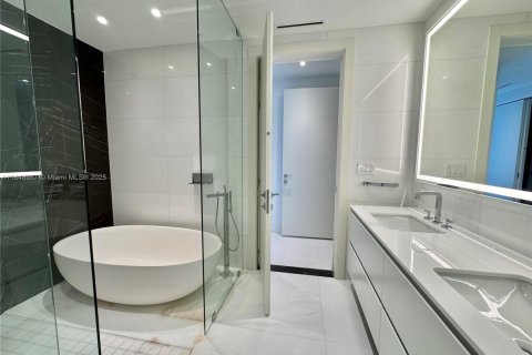 Condo in Miami, Florida, 2 bedrooms  № 1888874 - photo 14