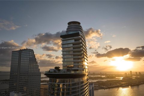 Condo in Miami, Florida, 2 bedrooms  № 1888874 - photo 1