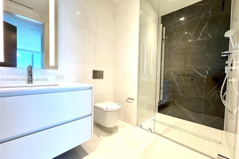 Condo in Miami, Florida, 2 bedrooms  № 1888874 - photo 8