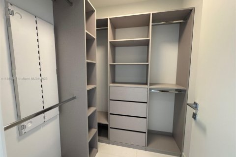 Condo in Miami, Florida, 2 bedrooms  № 1888874 - photo 13