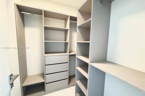 Condo in Miami, Florida, 2 bedrooms  № 1888874 - photo 10