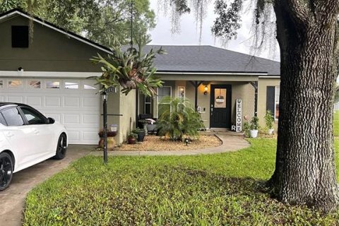 House in Leesburg, Florida 3 bedrooms, 146.97 sq.m. № 1835939 - photo 1