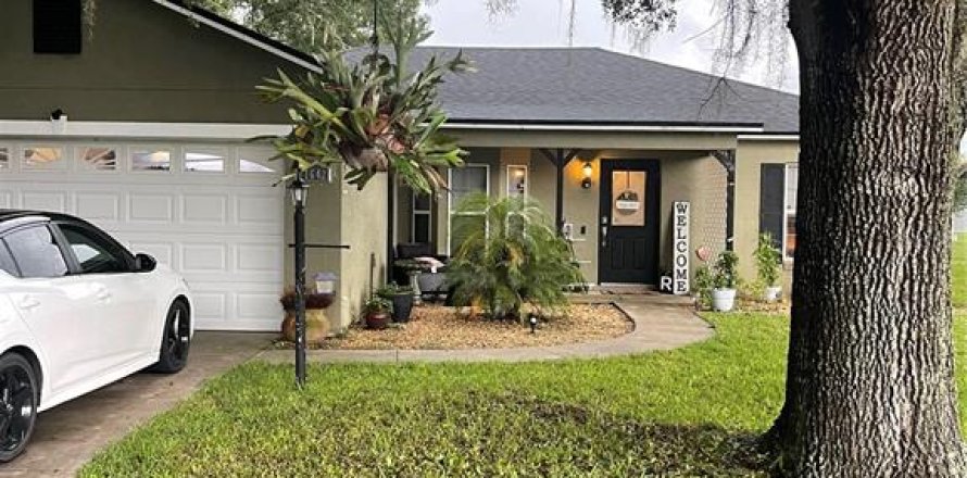 House in Leesburg, Florida 3 bedrooms, 146.97 sq.m. № 1835939