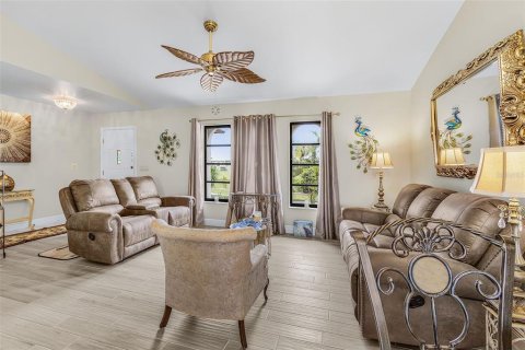 Villa ou maison à vendre à North Fort Myers, Floride: 3 chambres, 170.85 m2 № 2398287 - photo 5