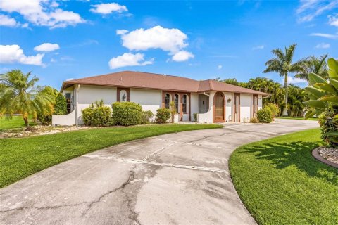 Villa ou maison à vendre à North Fort Myers, Floride: 3 chambres, 170.85 m2 № 2398287 - photo 2