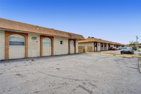Copropriété à louer à Lauderhill, Floride: 2 chambres, 77.02 m2 № 1971064 - photo 1