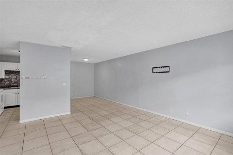 Copropriété à louer à Lauderhill, Floride: 2 chambres, 77.02 m2 № 1971064 - photo 4