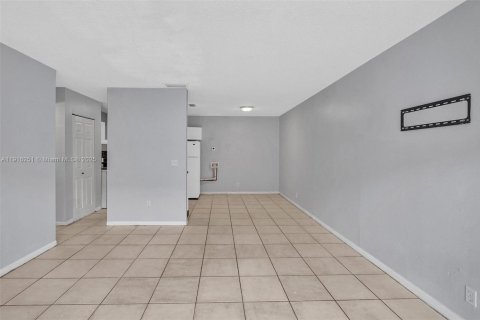 Copropriété à louer à Lauderhill, Floride: 2 chambres, 77.02 m2 № 1971064 - photo 5